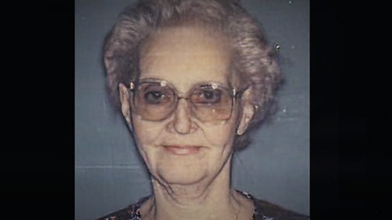 Worst Roommate Ever
Къде да гледате: Netflix
Документалната поредица от пет части по истински криминален сюжет обхваща историите на четирима души, които са съжителствали с престъпници. Споделят се разкази за измамници, които изпробват схемите си върху своите съквартиранти, както и за убийци, които чрез заплахи са намалявали наемите си наполовина.
За всички, които някога са живеели под един покрив с непознат, интервюираните разкриват какво се случва, когато най-големият им страх се изпълни и на пръв поглед дружелюбният съквартирант се превърне в опасност за живота им.