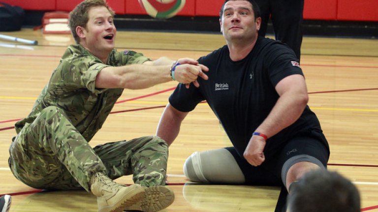 "Ранените войни" са от специален интерес за принц Хари. Тук той е с ранени войници, Естония, 2014-та