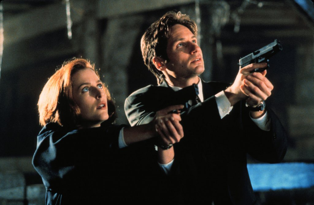 "Досиетата X" / X-Files
Още едно добре познато у нас заглавие още от 90-те години. "Досиетата X" в продължение на девет сезона следеше случаите, разследвани от агентите на ФБР Мълдър (Дейвид Духовни) и Скъли (Джилиан Андерсън). Случаи, в които обичайно присъстваше паранормален феномен.
След като приключи в началото на века, "Досиетата X" беше последван от втори пълнометражен филм през 2008 г. Едва през 2016 г. обаче се стигна до нови епизоди.
В тях Мълдър и Скъли са върнати на работа във ФБР и научават повече за съществуването на извънземни и връзката им с американското правителство. Стигна се и до 11-и сезон, чийто финал през 2018 г. не успя да задоволи критиците.