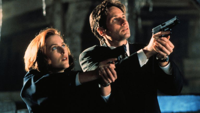 "Досиетата X" / X-Files
Още едно добре познато у нас заглавие още от 90-те години. "Досиетата X" в продължение на девет сезона следеше случаите, разследвани от агентите на ФБР Мълдър (Дейвид Духовни) и Скъли (Джилиан Андерсън). Случаи, в които обичайно присъстваше паранормален феномен.
След като приключи в началото на века, "Досиетата X" беше последван от втори пълнометражен филм през 2008 г. Едва през 2016 г. обаче се стигна до нови епизоди.
В тях Мълдър и Скъли са върнати на работа във ФБР и научават повече за съществуването на извънземни и връзката им с американското правителство. Стигна се и до 11-и сезон, чийто финал през 2018 г. не успя да задоволи критиците.
