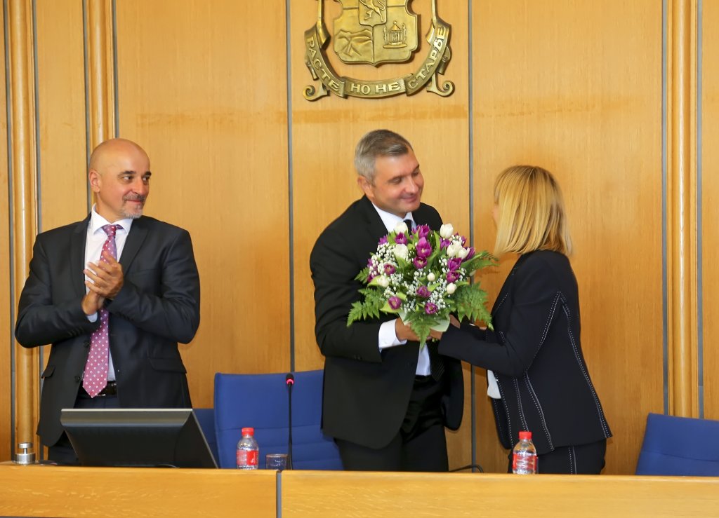 Председателят на СОС поднася цветя на кмета на София по повод празника.