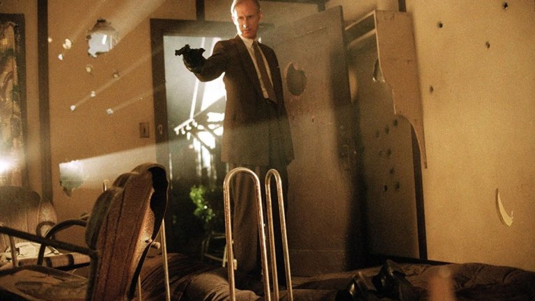 Джеймс Кромуел в образа на злото ченге Дъдли Смит