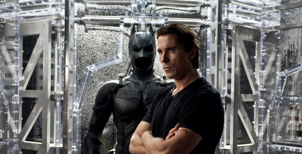 “Черният рицар”
Живото доказателство, че понякога продължението може хиляди пъти да надмине първия филм, е “Черният рицар” на Кристофър Нолан. В неговата втора продукция за Батман Брус Уейн (Крисчън Бейл) се колебае дали да се раздели с костюма на маскирания отмъстител, след като в Готъм се е появил нов главен прокурор.
Харви Дент е безкомпромисен към мафиотите в града, а полицейският началник Гордън е готов да му помогне. Но точно когато Батман започва сериозно да обмисля пенсионирането си, от дълбините на подземния свят излиза непридвидимия Жокер. 
Отдалечавайки се още повече от "комиксовото" в търсене на по-реалистично усещане и доверявайки се на талантливи актьори, Нолан създава история, която значително надскача предшественика си "Батман в началото".