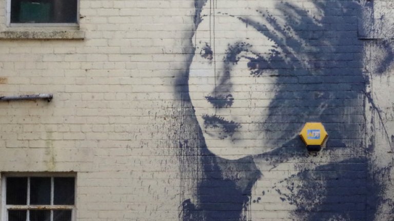 Пародията на "Момичето с перлената обеца" се появи в Бристол след невярната информация, че Банкси е бил арестуван. Напомняне, че той е тук и все още не знаем кой е