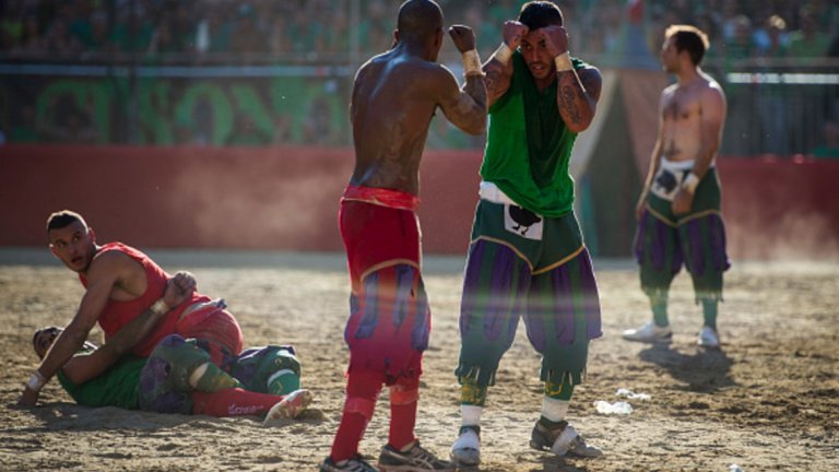 Позволени са всякакви видове удари – ритници, юмруци, събаряния и т.н. Има само две забранени неща: ударът с крак в главата и побоят на двама или повече играчи от един отбор срещу само един от другия.