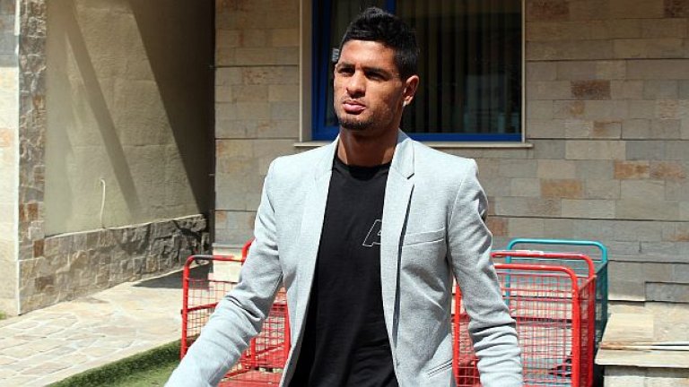 Опорният халф от Булон Кевин Бру пристигна в София