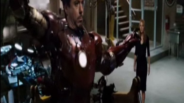 Направо е невероятно, когато шлемът на Капитан Америка се появява на заден план в “Железен човек” 2 („Iron Man“ 2). Разбира се, гледайте много, много внимателно и ако може – на по-високо качество. Така са направили 4 % от хората, които "паузират“ с кеф тази сцена