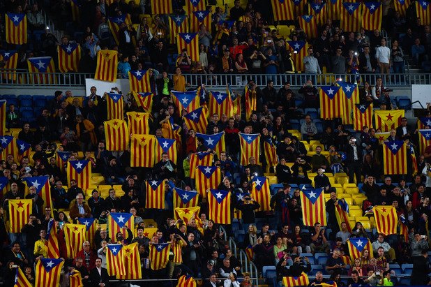 Хиляди вяха знамена на Каталуня в протест срещу УЕФА на мача Барселона - Бате Борисов.