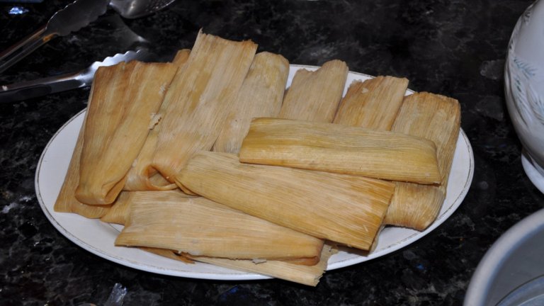 Мексико - Тамалес
Традиционното мексиканско ястие тамалес представлява царевично тесто, пълно с месо, сирене или друга плънка и след това обвито в бананови или царевични листа и приготвено на пара. Тъй като това ястие идва още от маите, съществуват буквално хиляди разновидности за това каква точно да бъде плънката му. 
В много семейства в страната жените се събират и правят множество от тези малки "пакети". Всяка жена отговаря за определен процес по приготвянето. След това тамалес се раздават на фамилията, приятели, близки и съседи. А ястието традиционно присъства на трапезата за Нова година.