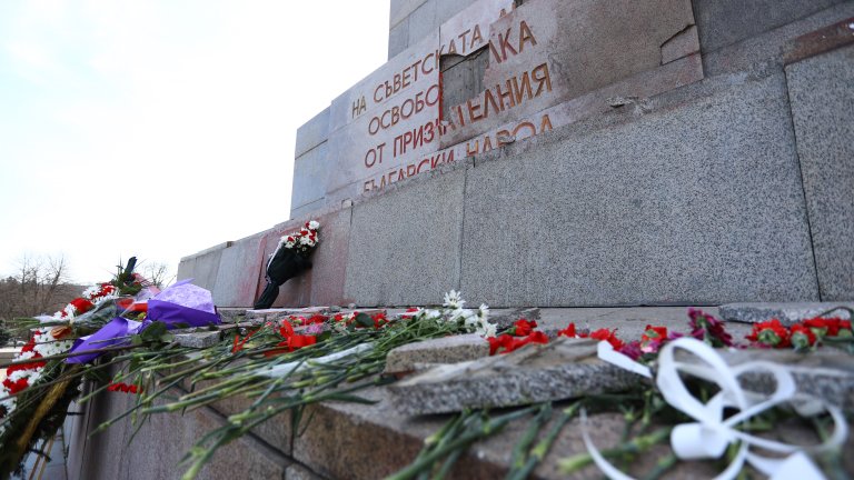 Паметникът на съветската армия осъмна със счупена плоча