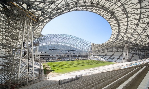 14. "Велодром", Марсилия
Невероятните му извивки са новост в архитектурата на стадионите. Готов е да приеме мачове от Евро 2016, а Олимпик вече се пренесе тук. Нищо общо с конструкцията на стария стадион в града. С 67-хиляден капацитет, арената е истинско бижу.