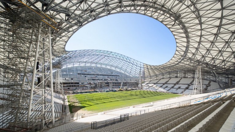 14. "Велодром", Марсилия
Невероятните му извивки са новост в архитектурата на стадионите. Готов е да приеме мачове от Евро 2016, а Олимпик вече се пренесе тук. Нищо общо с конструкцията на стария стадион в града. С 67-хиляден капацитет, арената е истинско бижу.