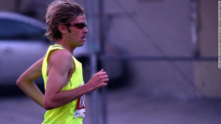 Той беше крехък маратонец, а сега изкачва Гранд Каньон с 30-литрова туба във всяка ръка