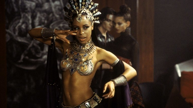 Алaя, Queen of the Damned (2001)
Младата певица лека-полека си пробиваше път и в сложния свят на Холивуд, но трагичен инцидент отне и нейния живот твърде рано. На връщане от Бахамските острови самолетът, с който Алaя пътува, се разбива. Снимките на хоръра "Кралицата на прокълнатите" вече са завършени, но проблем е това, че някои реплики на нейната героиня са неразбираеми.
Решението на проблема е изненадващо. Използвана е помощта на брата на Алая - Рашад, който дублира тези няколко реплики. Да, филмът в крайна сметка се оказа провал, но създателите му поне успяха да го завършат, ако не за друго, то поне в памет на неговата основна звезда.