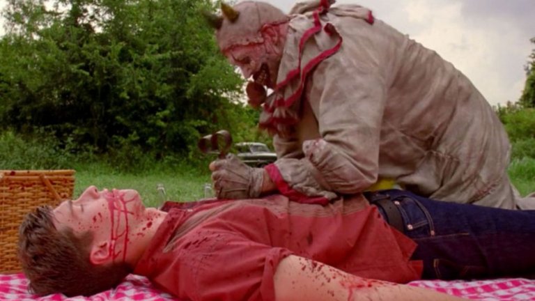 American Horror Story
От самото заглавие си личи - тук става въпрос за ужаси. Вярно, поднесени като за телевизия, но все пак ужаси, на които убийствата по особено жестоки и извратени начини не са чужди. Там всеки сезон е с различна тематика и всеки се опитва да надскочи по страховитост и жестокост предишните. Все пак ако трябва да отличим някоя от историите, Сезон 5 с прокълнатия хотел на убийствата (където изпъква и Лейди Гага със своята роля на вампирска кралица) успява да впечатли с някои наистина отвратителни сцени.