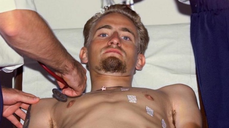 Франк Вандербрук. При полицейска акция в дома на белгийския колоездач бяха открити всевъзможни стимуланти, но те се оказаха за кучето му. През 2009 г. състезателят почина в хотелска стая.  
