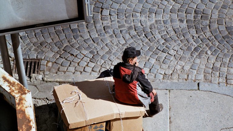 Често тези хора не приемат нищо и не общуват. Защото нещо е станало с техния живот и той се е свел до точка - за разлика от нашия, който се проточва назад и напред