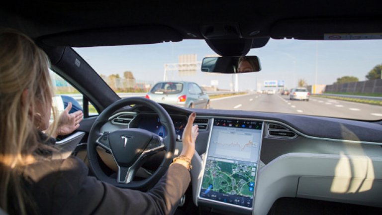 Системата за автопилот на Tesla изисква шофьорът да държи ръцете си на волана, като издава звукови сигнали, когато усети разсейване на вниманието 
