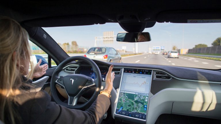 Системата за автопилот на Tesla изисква шофьорът да държи ръцете си на волана, като издава звукови сигнали, когато усети разсейване на вниманието