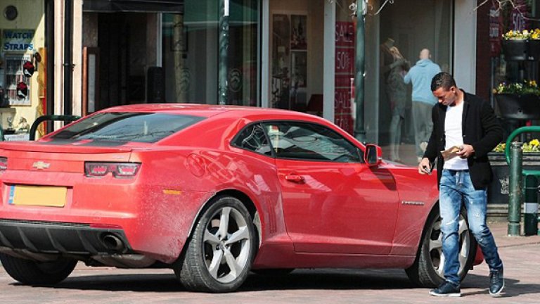 Нани не може да отстъпи на съотборника си Рууни в автопарка и притежава и червен Chevrolet Camaro.