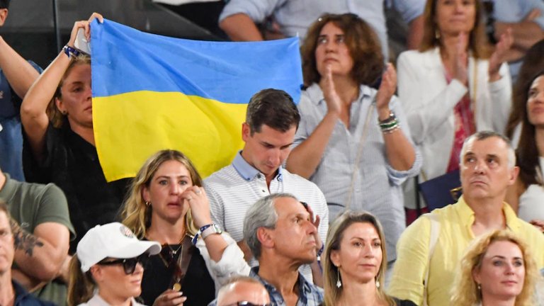 Фенка с украинско знаме беше помолена да напусне трибуните по