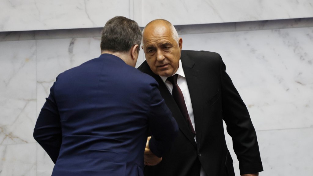 Ръкуване между стари врагове.