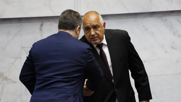 Ръкуване между стари врагове.