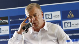 Единствените неща, които Сираков може да направи, щом ситуацията не му изнася, е да настоява за промяна в закона или да напусне първенството. Ясно е, че второто няма да се случи напук на всички закани и заплахи, но интересно е защо от устата на Наско не чуваме нищо по първата алтернатива.