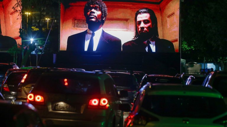 Фестивалът в Кан създава награда специално за него
Борбата със зависимостта има отражение върху кариерата му - седмица след като е излязъл от клиниката Джаксън играе наркоман във филма Jungle Fever на Спайк Лий. Тази роля е толкова добра, че организаторите на фестивала в Кан през 1991 г. създават специално за него награда за поддържаща роля.
От този момент нататък кариерата му тръгва нагоре, а безспорният връх в онзи момент е "Криминале" (Pulp Fiction) и ролята, написана от Куентин Тарантино специално за него - тази на легендарният Джулс с неговите завладяващи монолози. За това си участие е номиниран за "Оскар" (на снимката: зрители в автокино Рио де Жанейро гледат Джаксън и Джон Траволта в "Криминале" 25 години след премиерата на филма).