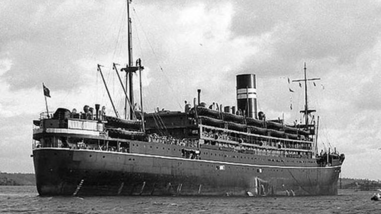  Корабът Ауранг Медан

През Февруари 1948 г. няколко кораба в Индийския океан, близо до Индонезия прихващат сигнали от холандска фрегата: "Всички офицери на борда, включително капитана, са мъртви и лежат на мостика. Вероятно целият екипаж е мъртъв". Съобщението е последвано от морзов код, който не може да се разшифрира, след което се улавя ново ясно съобщение - кратко и ясно: "Аз умирам".

Когато спасителните екипи достигат кораба, те действително намират целия екипаж мъртъв - очите на хората са отворени, а на лицата им е изписан ужас. Дори и кучето на борда било мъртво. По телата нямало никакви следи от насилие. Също толкова внезапно колкото се появил сигналът, толкова внезапно потънал и корабът, изтривайки след себе си всички доказателства.