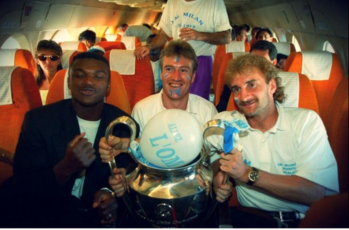 Марсел Десаи, Дидие Дешан и Руди Фьолер се радват, че са европейски шампиони с останалите си съотборници от Марсилия. Годината е 1993-а.