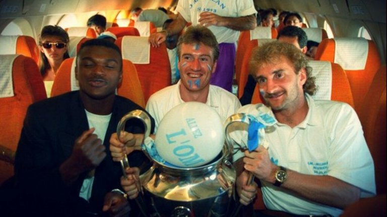 Марсел Десаи, Дидие Дешан и Руди Фьолер се радват, че са европейски шампиони с останалите си съотборници от Марсилия. Годината е 1993-а.