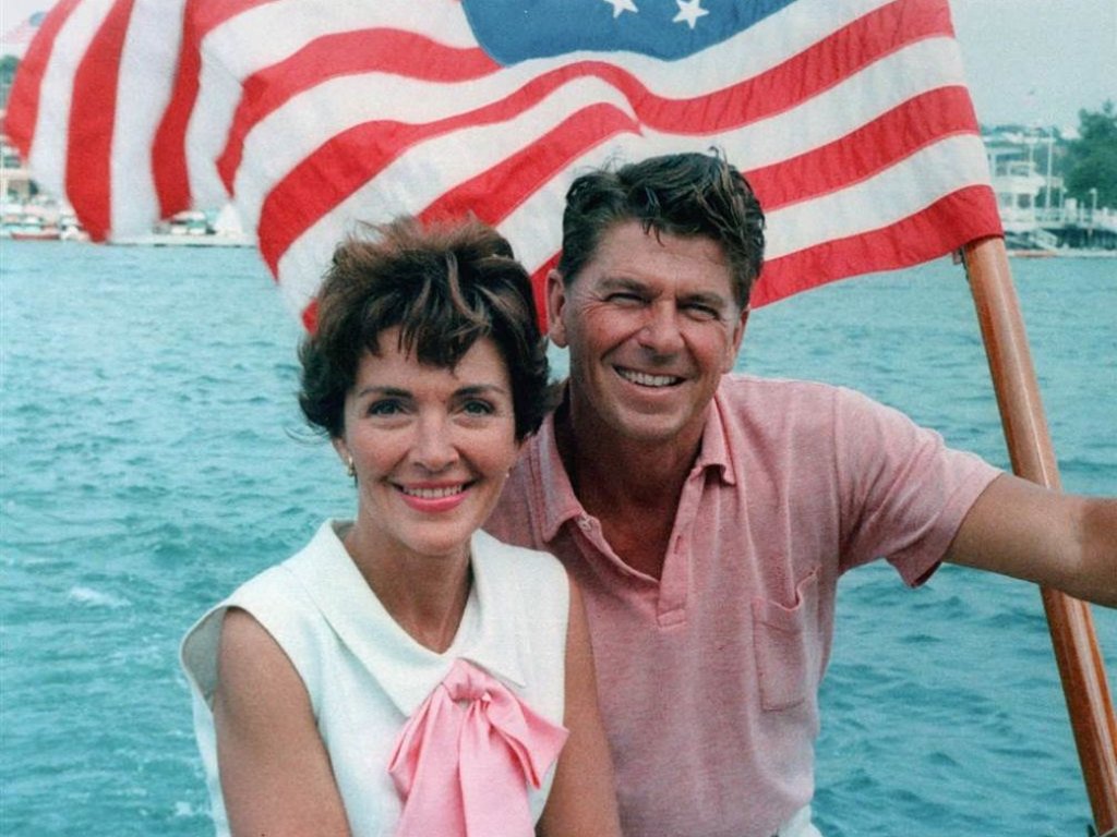 Ronald_Reagan_and_Nancy_Reagan_aboard_a_boat_in_California_1964