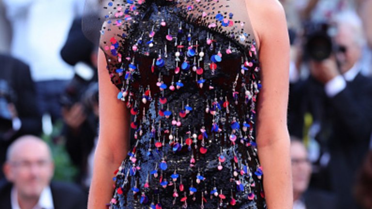 Ребека ХолНежната красавица Ребека Хол се представя с черна рокля, цялата в цветни перли и пера. Дизайнерът е Джорджо Армани.
