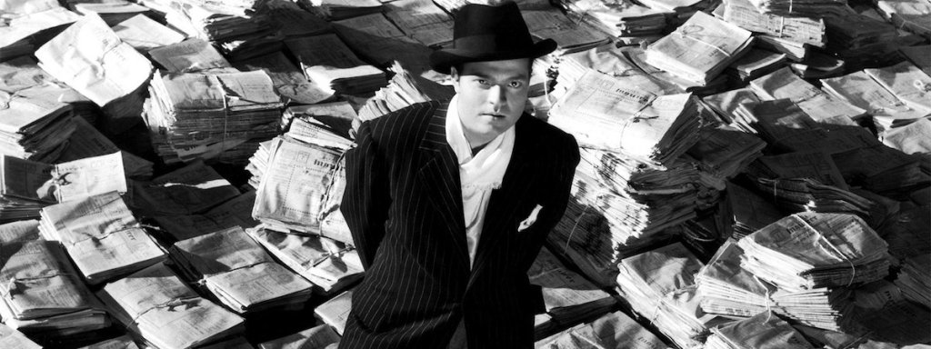 \"Гражданинът Кейн\" (Citizen Kane, 1941)
Широко признат като „най-великия филм на всички времена“, „Гражданинът Кейн“ е върхът в кариерата на Орсън Уелс. В тази лента, разказваща за възходът и падението на богат медиен магнат, Уелс е режисьор, сцена