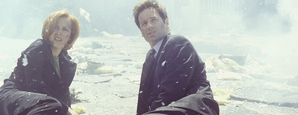 Досиетата Х
Извънземни, странни хора, извращения и летящи чинии. Със сигурност мнозина трудно разбират цялата истерия около „Досиетата Х“. Странно подновеният нов сезон на култовия сериал върна пред екраните милионите фенове на сериала по цял свят, к