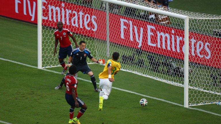 Тиаго Силва бележи гол срещу Колумбия, но после си изкара жълт картон и е наказан за полуфинала.