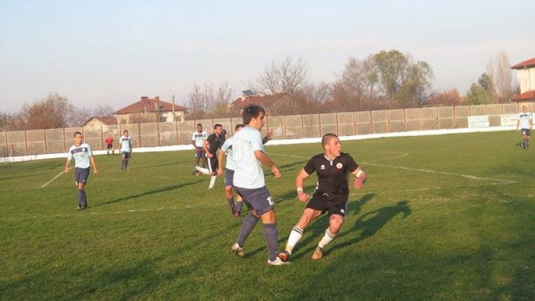 7. Капитанът на ЦСКА 1948 Калоян Стефанов на ливадата в Обеля