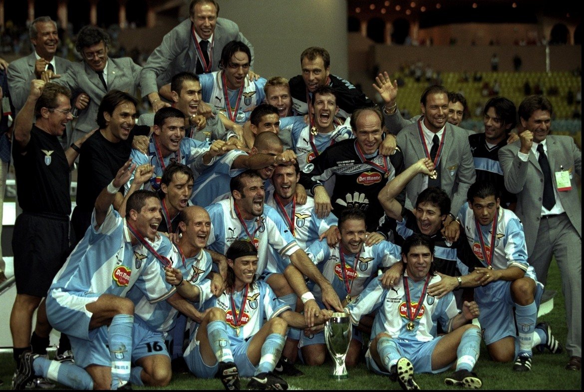 Краят на италианската епоха
През същата 1999 г., когато Парма печели Купата на УЕФА, Лацио грабва другия европейски трофей – Купата на носителите на купи. Но това е и краят на епохата, в която царува футболна Италия. Удря часът на испанските завоеватели, които от началото на хлядолетието до днес са поставили във витрината си 17 европейски купи срещу едва три за италианците. 

Серия А вече не е в състояние да се сражава успешно с представителите на Англия и Испания. Най-силните футболисти един по един напускат Италия, с овехтелите й стадиони и западащи клубове. Но това не е повод да забравим онова шеметно десетилетие, белязано от господството на Серия А. Балансът: 13 победи в турнирите на УЕФА, шест рекордни трансфера и шестима носители на „Златната топка“, при това само за десет години. Не търсете други аргументи, 90-те години бяха италиански. 