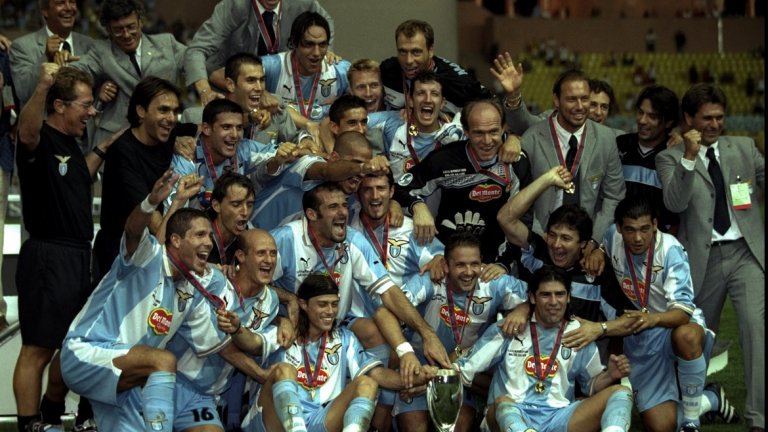 Краят на италианската епоха
През същата 1999 г., когато Парма печели Купата на УЕФА, Лацио грабва другия европейски трофей – Купата на носителите на купи. Но това е и краят на епохата, в която царува футболна Италия. Удря часът на испанските завоеватели, които от началото на хлядолетието до днес са поставили във витрината си 17 европейски купи срещу едва три за италианците. 

Серия А вече не е в състояние да се сражава успешно с представителите на Англия и Испания. Най-силните футболисти един по един напускат Италия, с овехтелите й стадиони и западащи клубове. Но това не е повод да забравим онова шеметно десетилетие, белязано от господството на Серия А. Балансът: 13 победи в турнирите на УЕФА, шест рекордни трансфера и шестима носители на „Златната топка“, при това само за десет години. Не търсете други аргументи, 90-те години бяха италиански. 