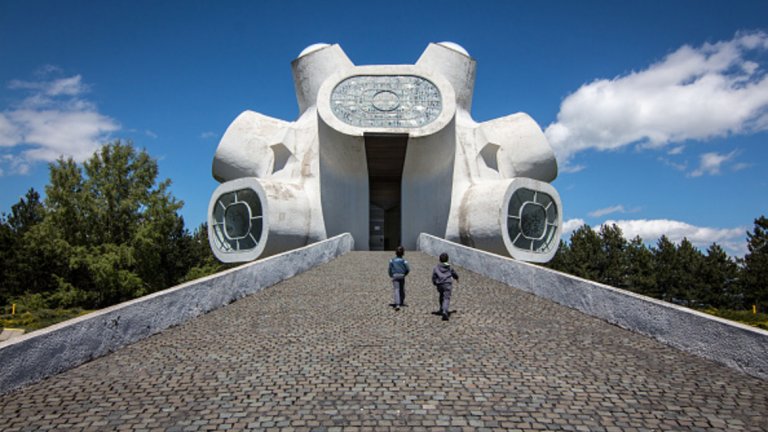 Мемориалът "Илинден", Крушево, Македония 
Тази странна сграда отваря врати на 2 август 1974-а. Тя отбелязва 30 години от втората сесия на Антифашистката асамблея за освобождение на Македония. Монументът заема 12 акра площ, а прозорците му са направени от армирано стъкло. 
Посетителите се надпреварват да обясняват на какво им прилича сградата – на сърце, на вирус и дори на карфиол. Истинското вдъхновение за създателите му – семейство Грабуловски, е формата на главата на боздугана.