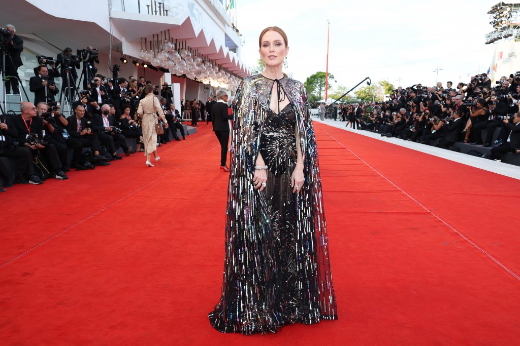 Джулиан Мур в блясъка на Valentino
Тазгодишният председател на филмовото жури във Венеция - актрисата Джулиан Мур, пристигна на откриването в черна полупрозрачна рокля с акценти от пайети, дело на модна къща Valentino. Роклята е комбинирана с мантия в същия десен.