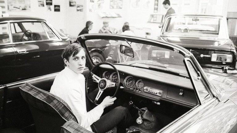 Май 1968-а. Кройф вече е суперзвезда на Аякс и си е подарил нов автомобил Alfa Romeo за 21-ия си рожден ден. Великите години пред него тепърва предстоят. Вижте в галерията 9 от нещата, в които холандецът бе пръв.