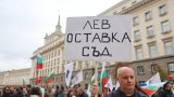 Протестиращи настояват за оставка на правителството и отмяна влизането ни в еврозоната