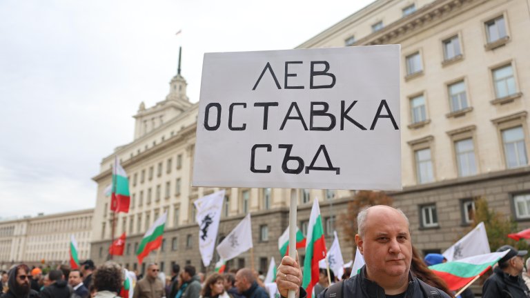 Протестиращи настояват за оставка на правителството и отмяна влизането ни в еврозоната