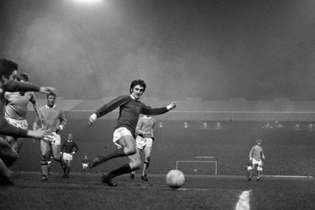 27 март 1968 г. - Битка за титлата.
Бест срещу Сити, този път на "Олд Трафорд". Мачът е от изключително значение - четири тима са в две точки на върха. Освен манчестърските съперници, това са Лийдс и Ливърпул.
Бест открива резултата, но Колин Бел изравнява. Джордж Хислоп извежда Сити напред, а Франи Лий оформя крайното 1:3 за гостите. Седмица по-късно Юнайтед губи у дома и от Ливърпул, с което мечтите се изпаряват. Поне за титла у дома...