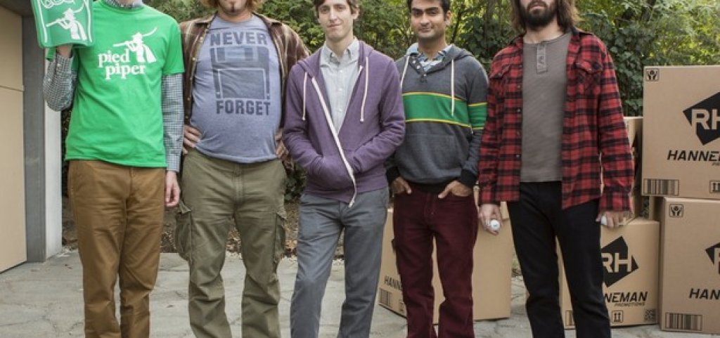 Silicon Valley / "Силициевата долина"
Шоуто е забавен прозорец към мястото, където новите технологии се случват - "Силициевата долина". Това е треската за злато от началото на XXI век, а комедията, с която подхожда сериалът, е очарователна. Тук успехът може да е винаги зад ъгъла, но главните герои вече са започнали да берат плодовете му. Какво обаче се случва, когато осъзнават, че не са съвсем готови за него. А на всичкото отгоре конкуренцията е безмилостна и може да загубят всичко във всеки един момент.