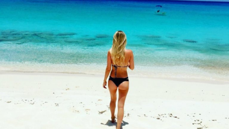 Обича море и футбол.