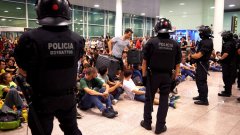 Протестиращи срещу присъдите на каталунските лидери се сблъскаха с полицията
