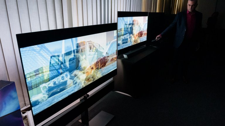 В тази серия присъства и флагманът Philips 65OLED984 с 4K UHD OLED+Android TV, Bowers & Wilkins звук и красива 4-странна Ambilight атмосфера.